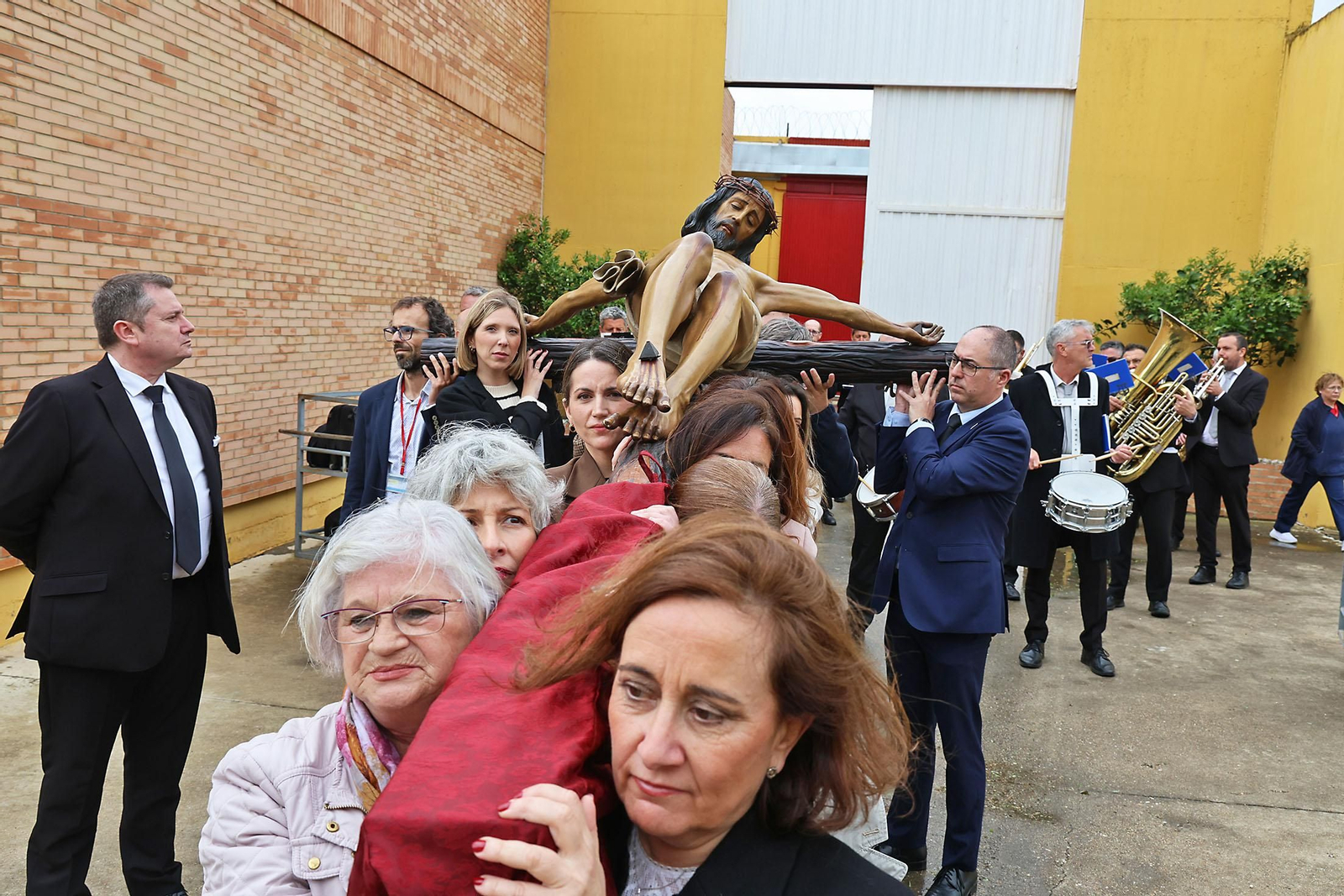 Las mejores imágenes del traslado del Cristo de la Pasión al Centro Penitenciario de Huelva