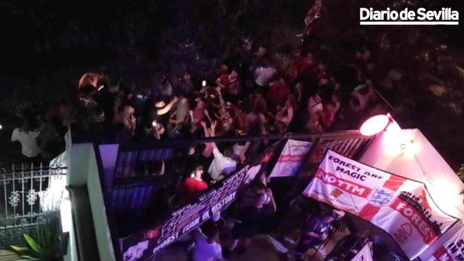 Los aficionados del Nottingham Forest en la Alameda de Hércules