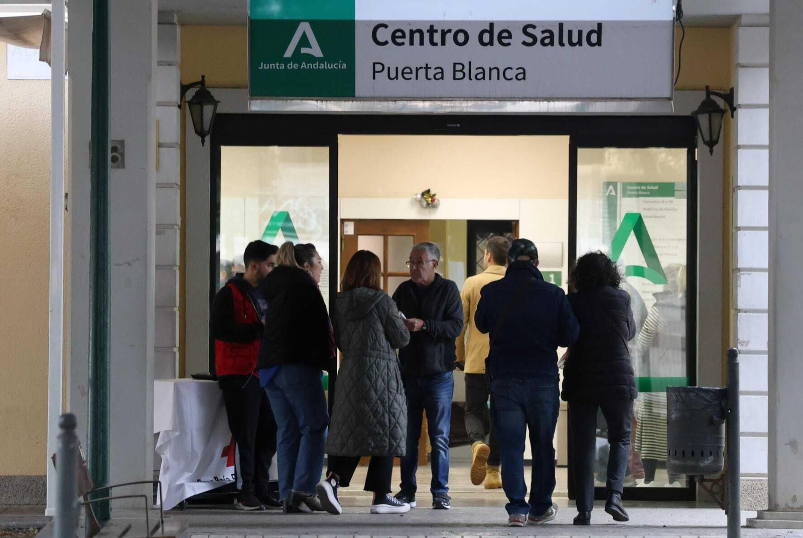 Un grupo de personas a las puertas del centro de salud de Puerta Blanca.