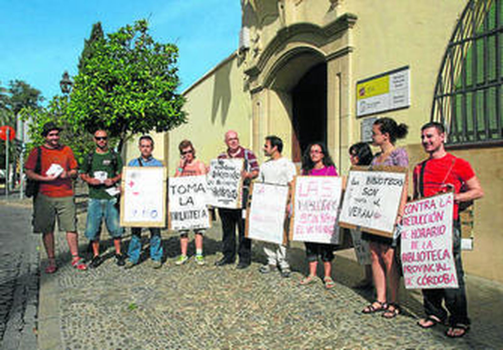 Manifestantes a las puertas de la Biblioteca Provincial.