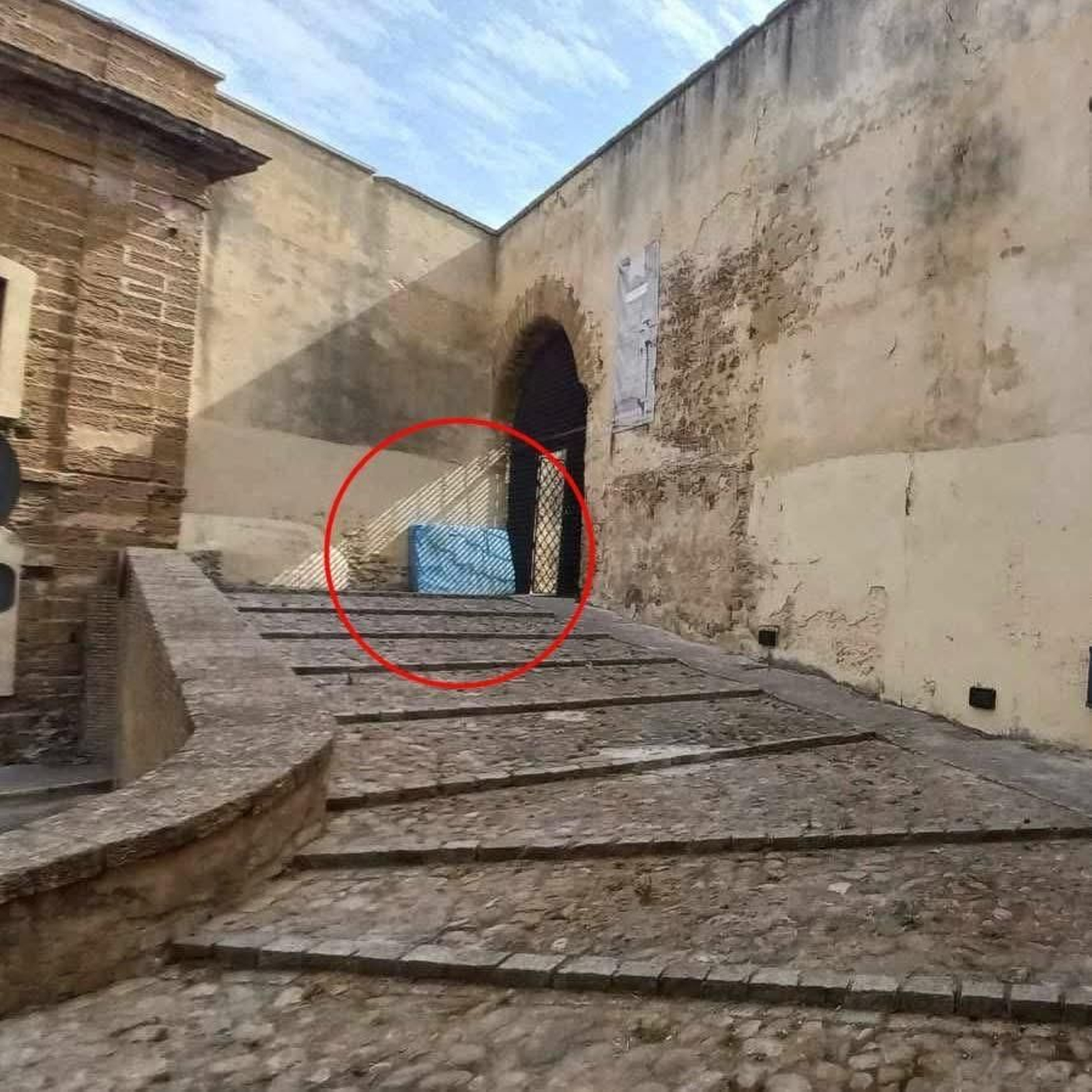 Entrada al paseo superior de las Puertas de Tierra