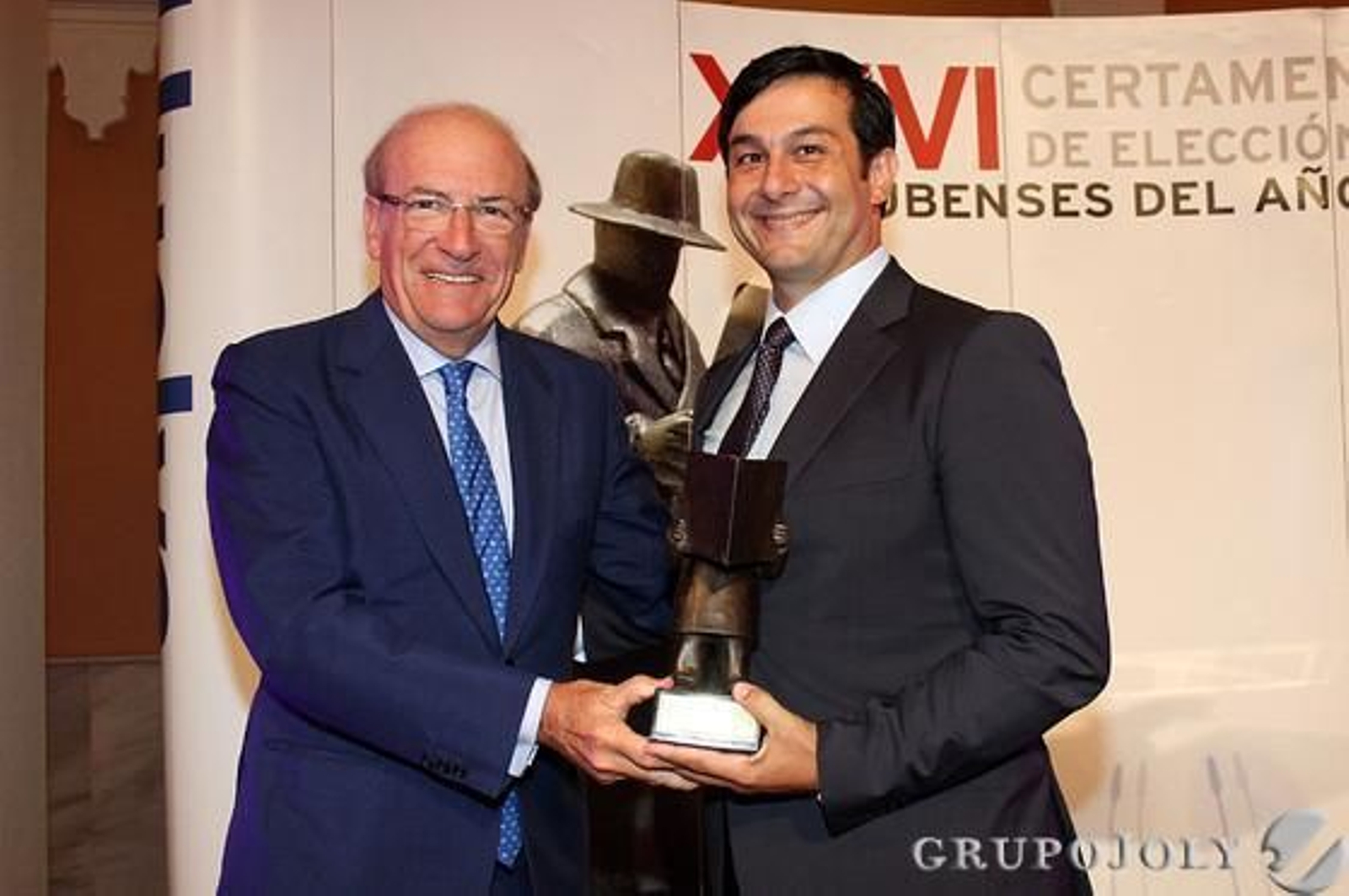 Pedro Rodríguez entrega el galardón a Francisco José Crespo, director de Teresianas.


Foto: Alberto Dominguez/ Paqui Segarra