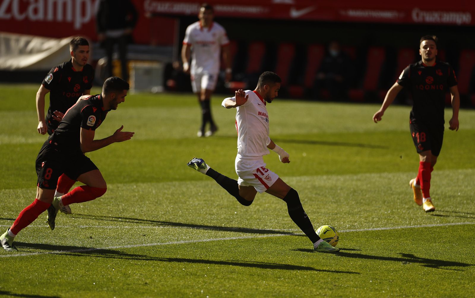 En-Nesyri define con su pierna izquierda para anotar el segundo gol sevillista.