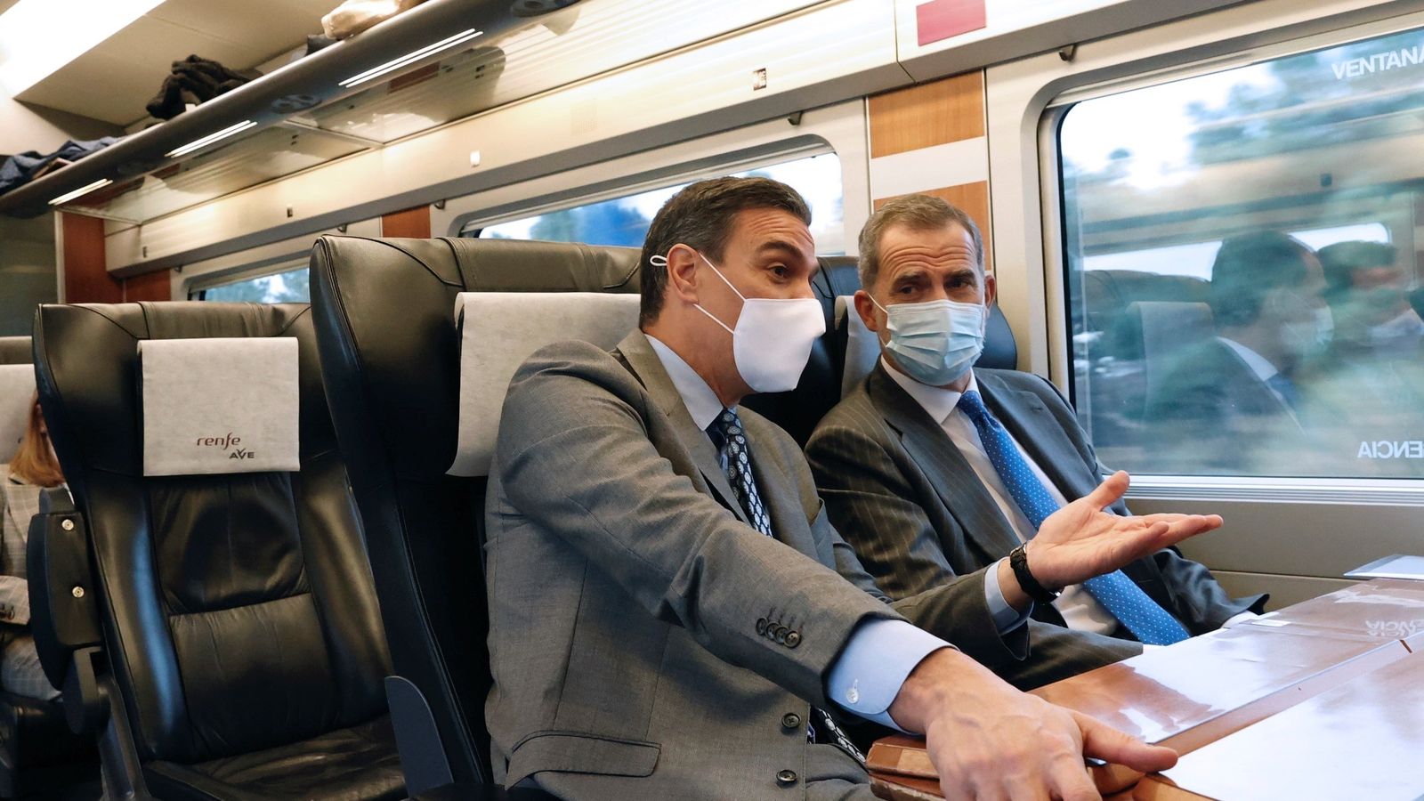 El rey Felipe VI comparte asiento con Pedro Sánchez en el AVE camino a Galicia