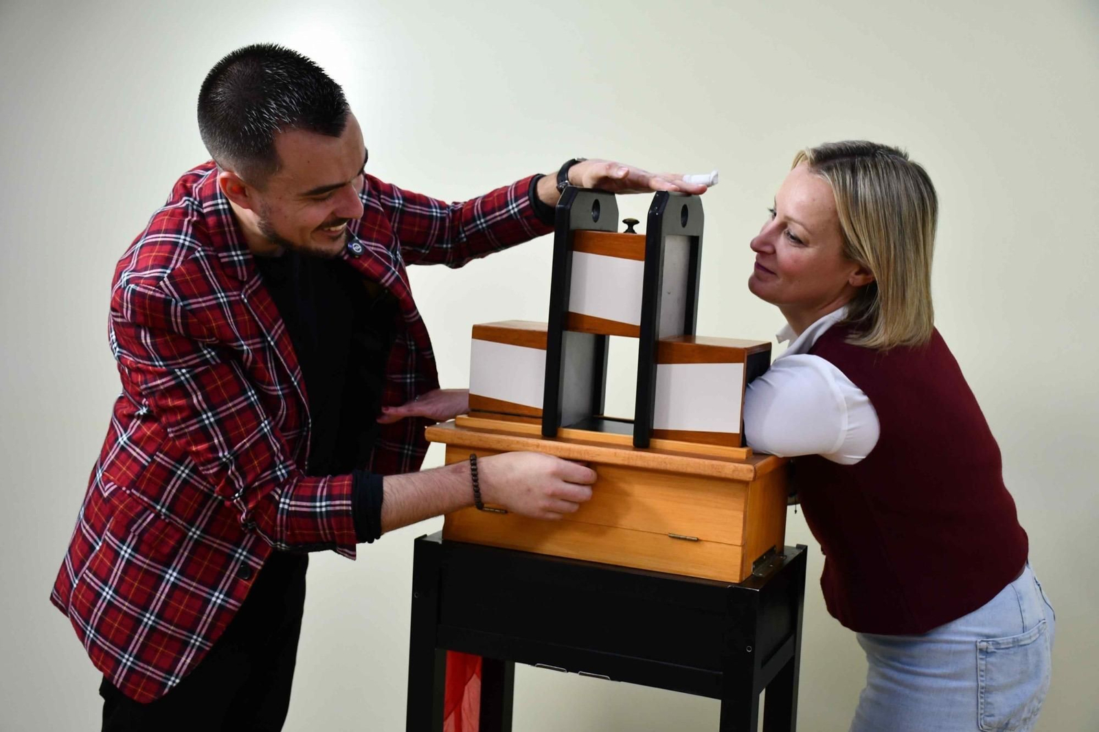 El mago Aarón Valera hace un truco con la concejal Ana Ruiz.