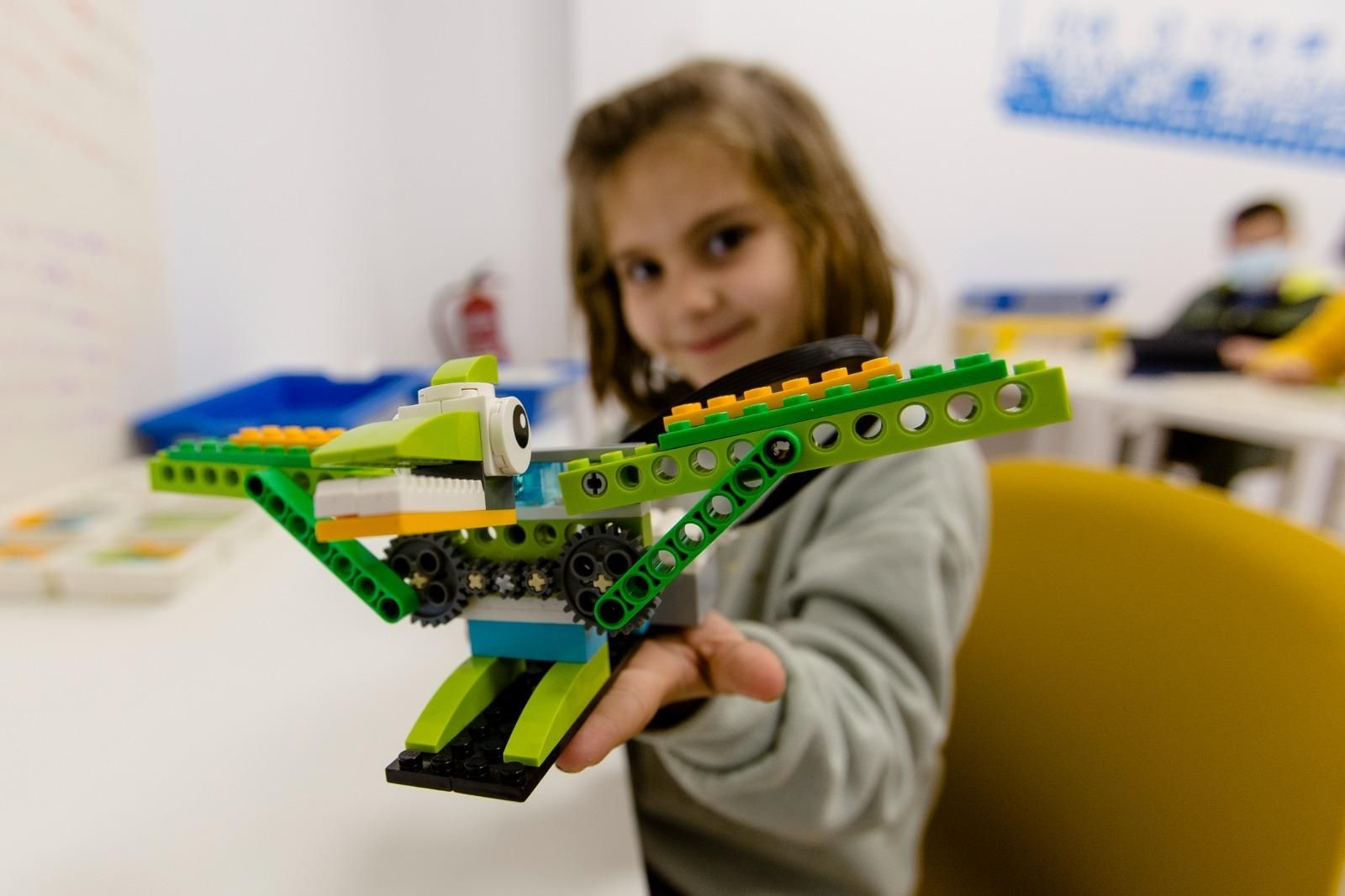 La alumna Sara, de cinco años, muestra una de sus creaciones robóticas.