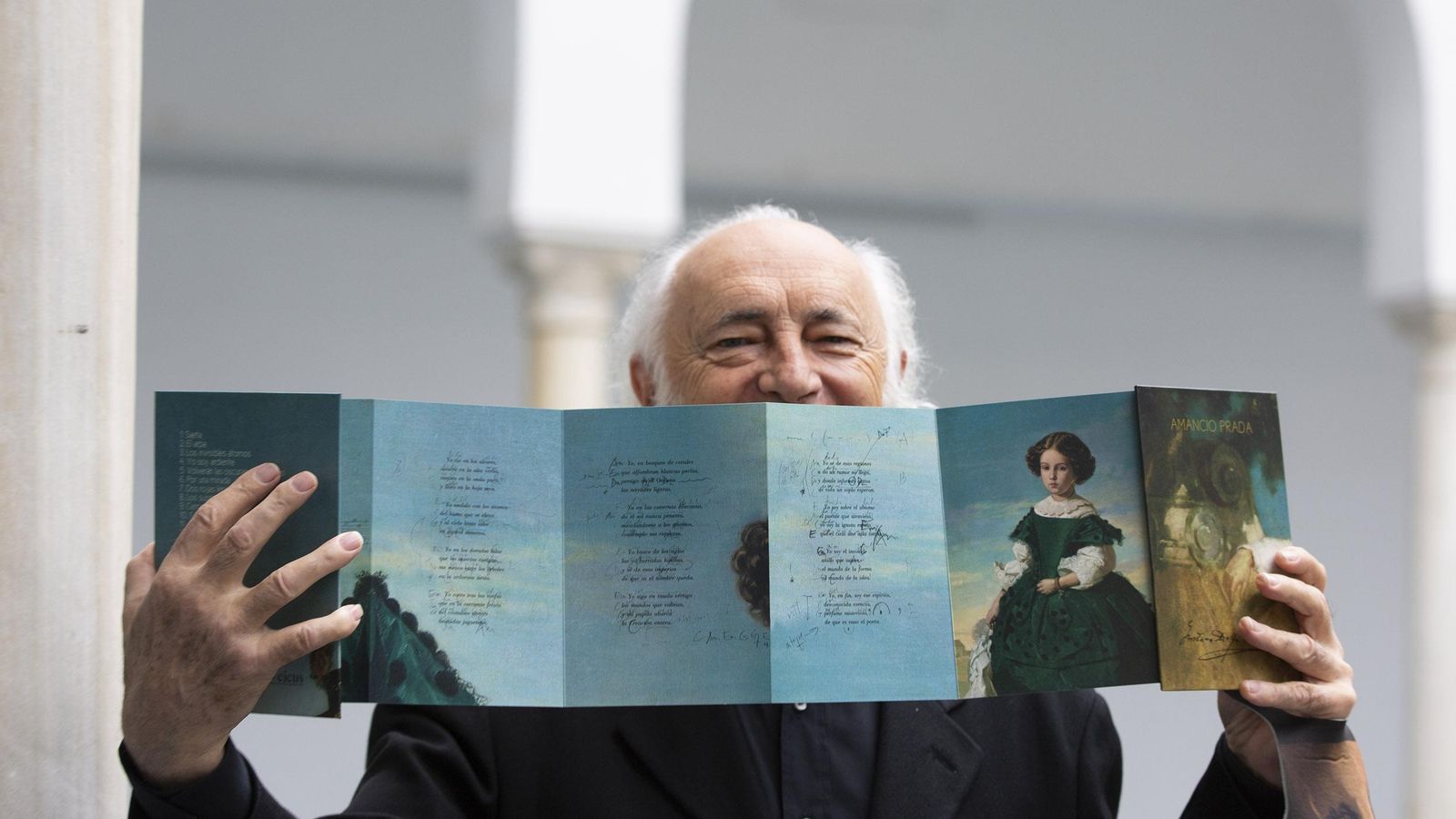 El músico leonés muestra el libreto del disco, realizado por su paisano el poeta Juan Carlos Mestre.