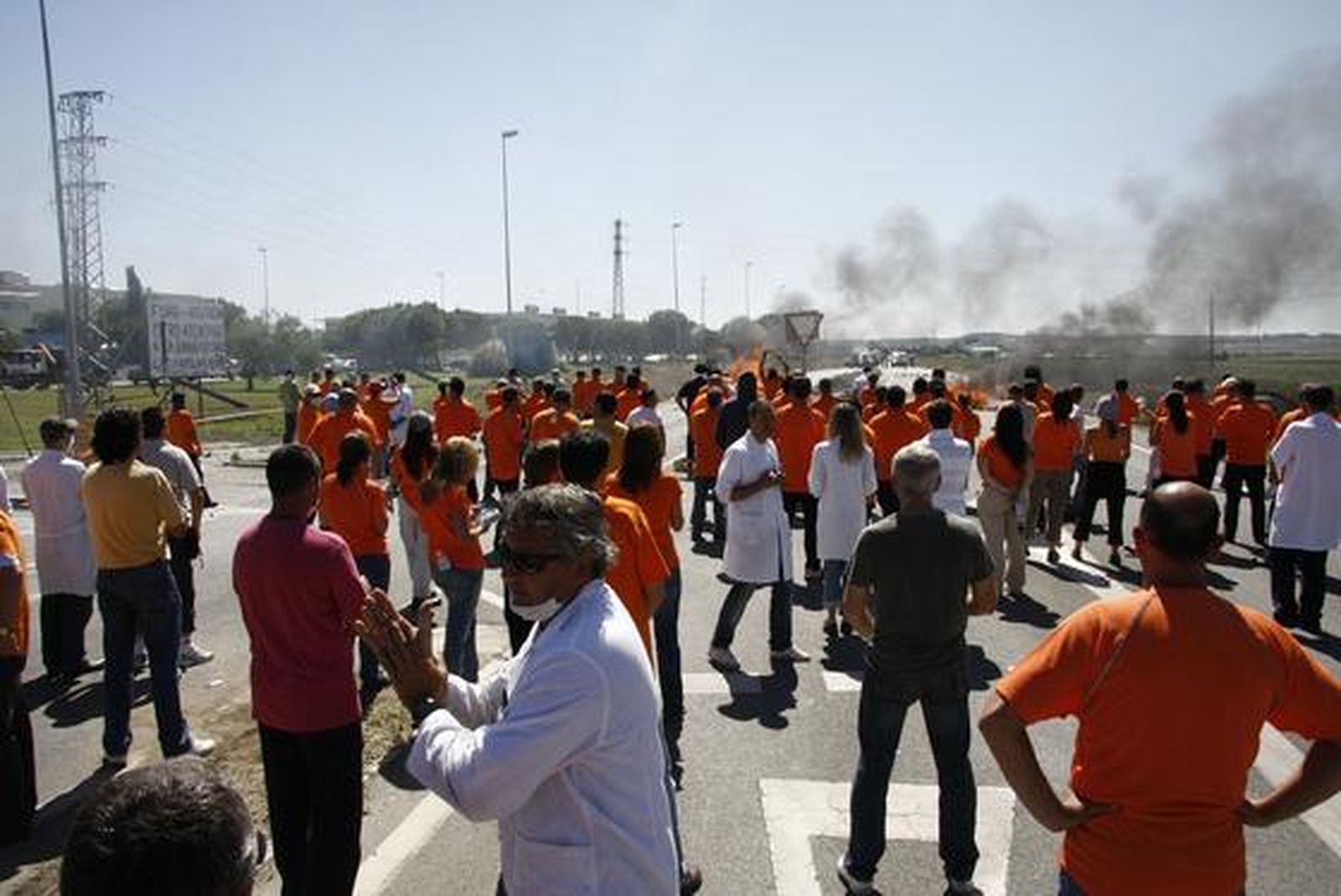 Nueva protesta de los trabajadores de Visteon, que cortan la carretera de Sanlúcar a su paso por la fábrica. 

Foto: A. Mora