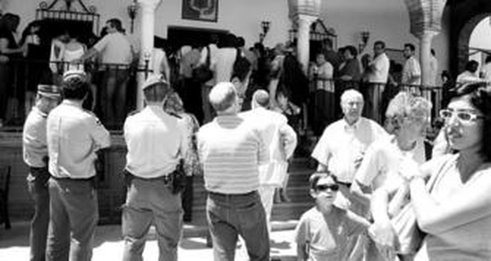 Mucho ruido y pocas nueces. Los efectivos de la Guardia Civil que acudieron ayer a Bollullos estuvieron de espectadores al no haber incidentes.