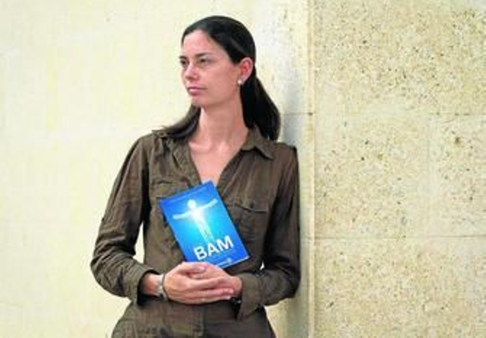 Cristina Baturone, con el libro en el que explica el contenido de sus talleres.