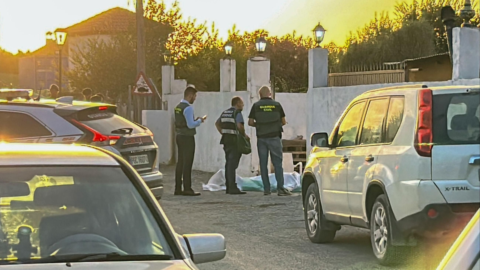 Agentes de la Guardia Civil custodian el cuerpo de una de las víctimas.