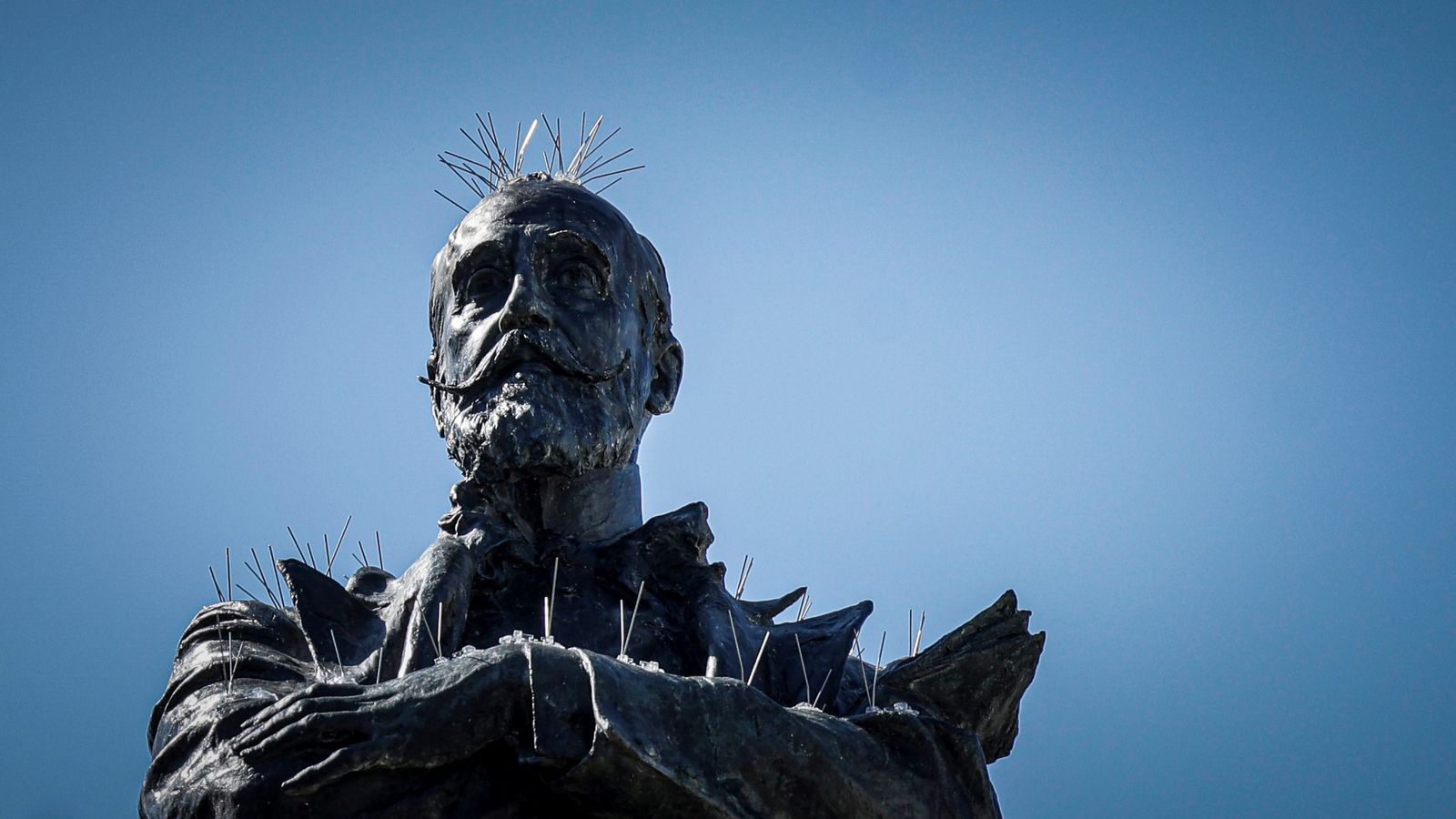 La estatua de Moret con los pinchos antiaves.
