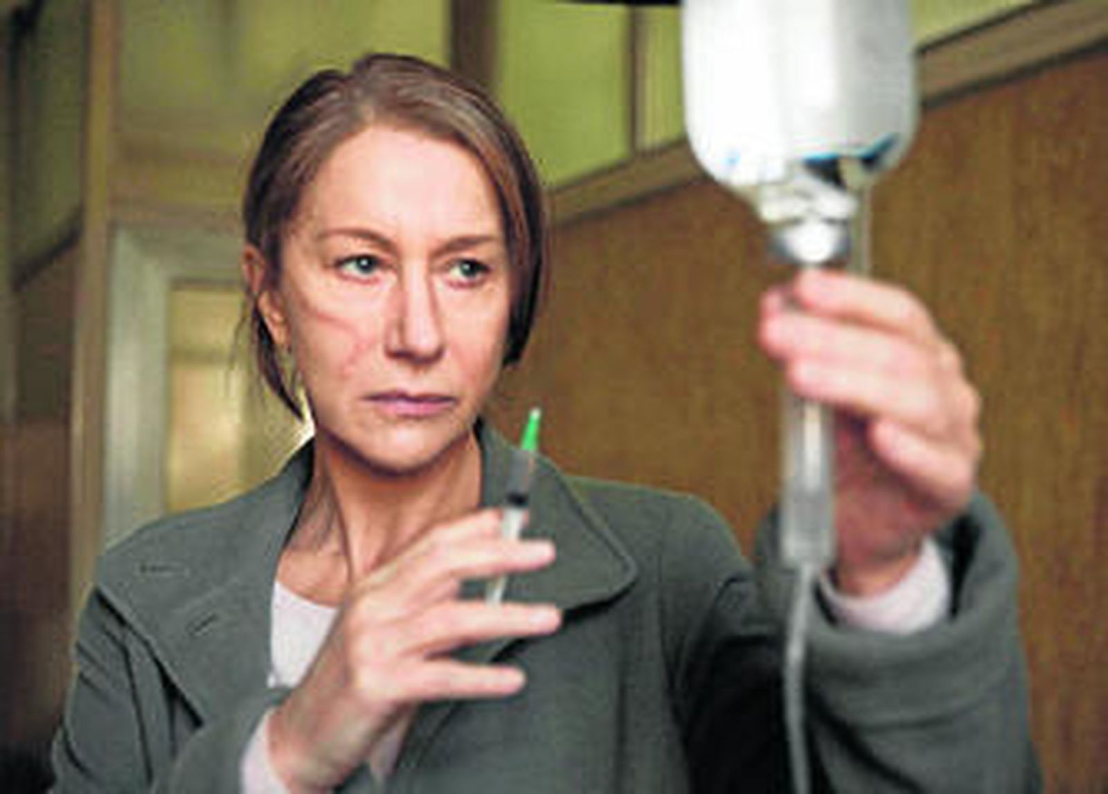 Helen Mirren, en una escena de 'La deuda', donde da vida a un personaje de gran fuerza trágica.