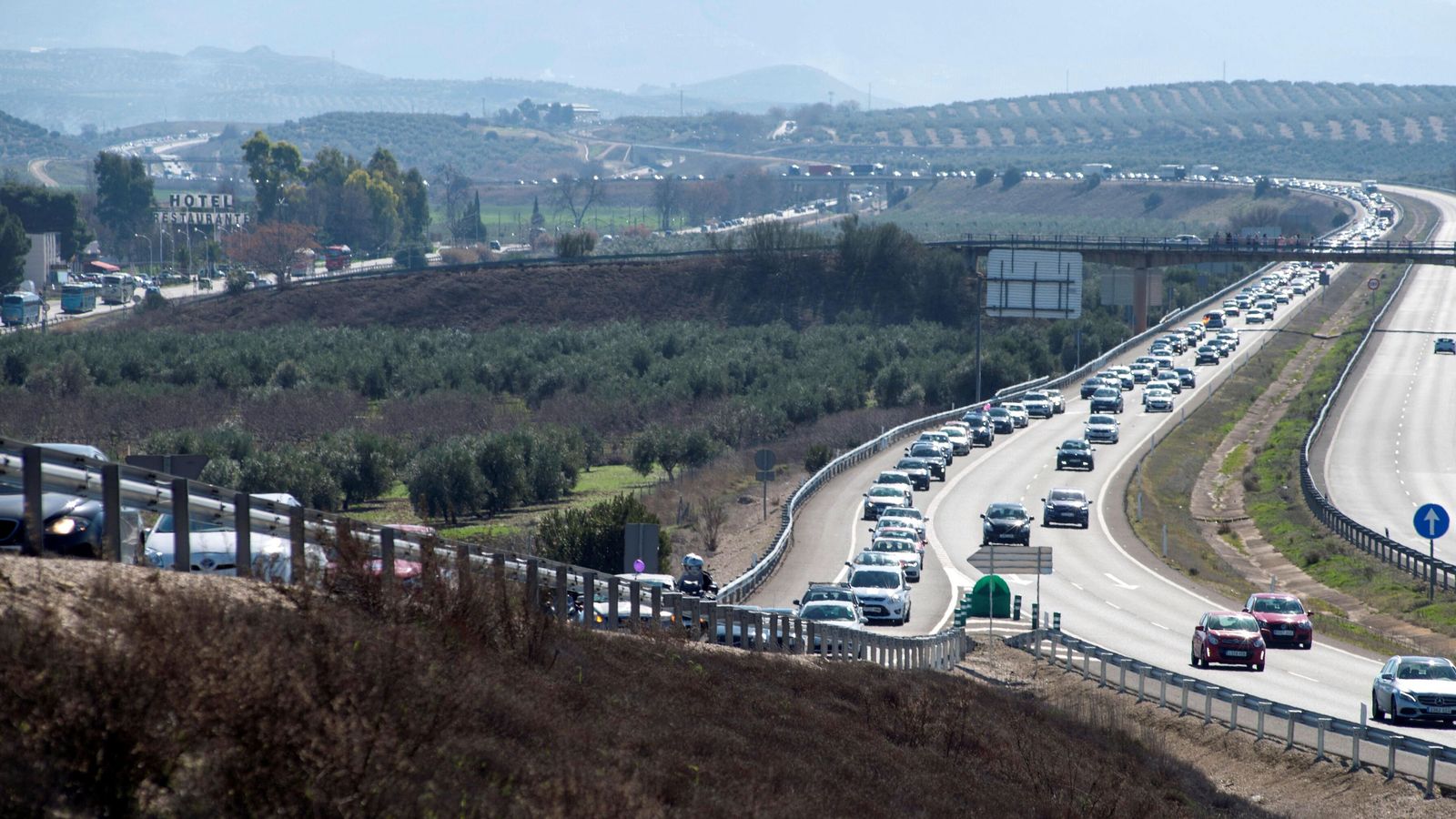 Miles de coches colapsan Jaén  en protesta por el "ninguneo" a la provincia.