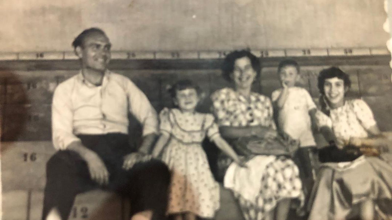 Manuel Pájaro con su mujer, Consuelo Llamas, y sus hijos Purificación, Consuelo y José Luis, disfrutando de una jornada de toros.