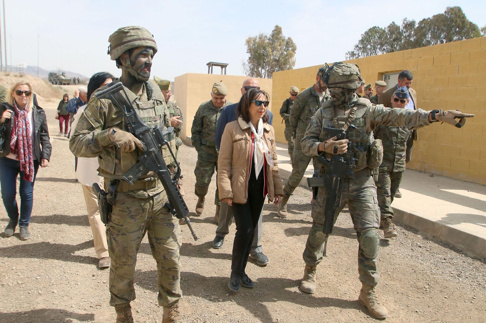 Imágenes de la visita de la ministra de Defensa a la base militar de Viator