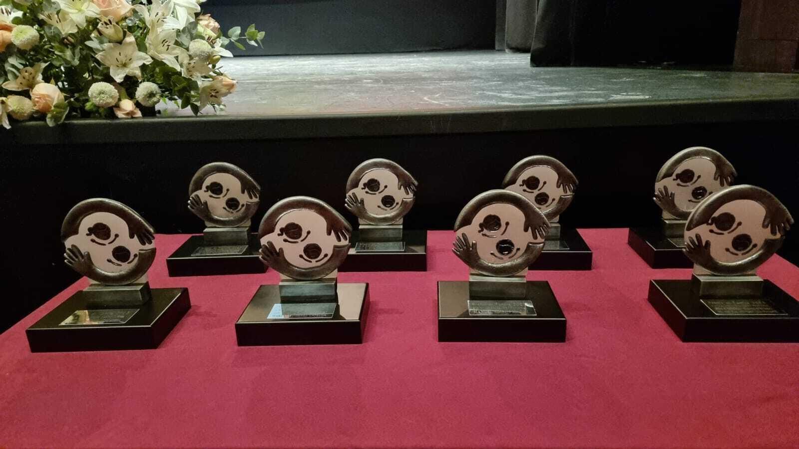 Galardones entregados a los premiados en la gala.
