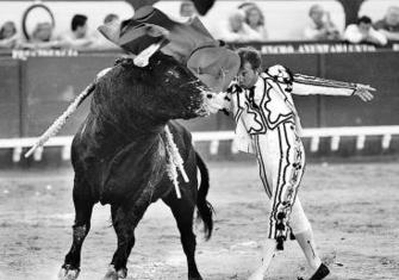 Pepín Liria, que salió en hombros tras su actuación, en un trincherazo al toro indultado.