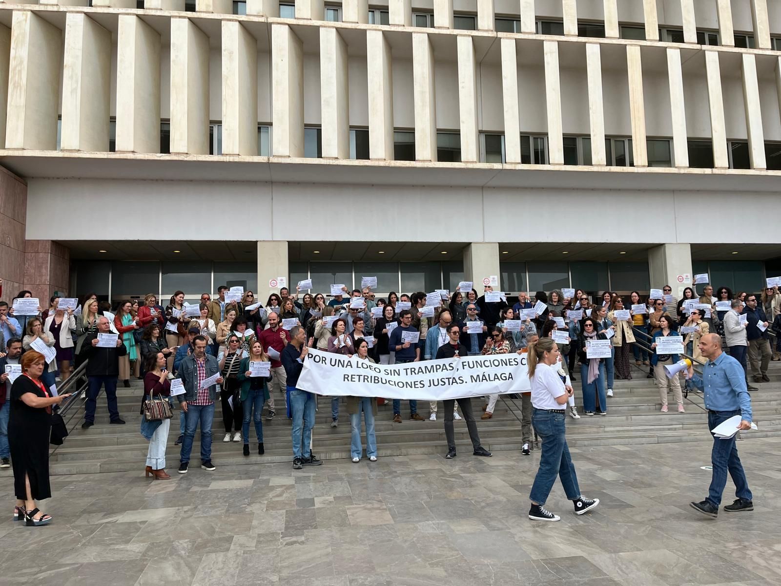Los funcionarios concentrados este martes frente a la Ciudad de la Justicia de Málaga.
