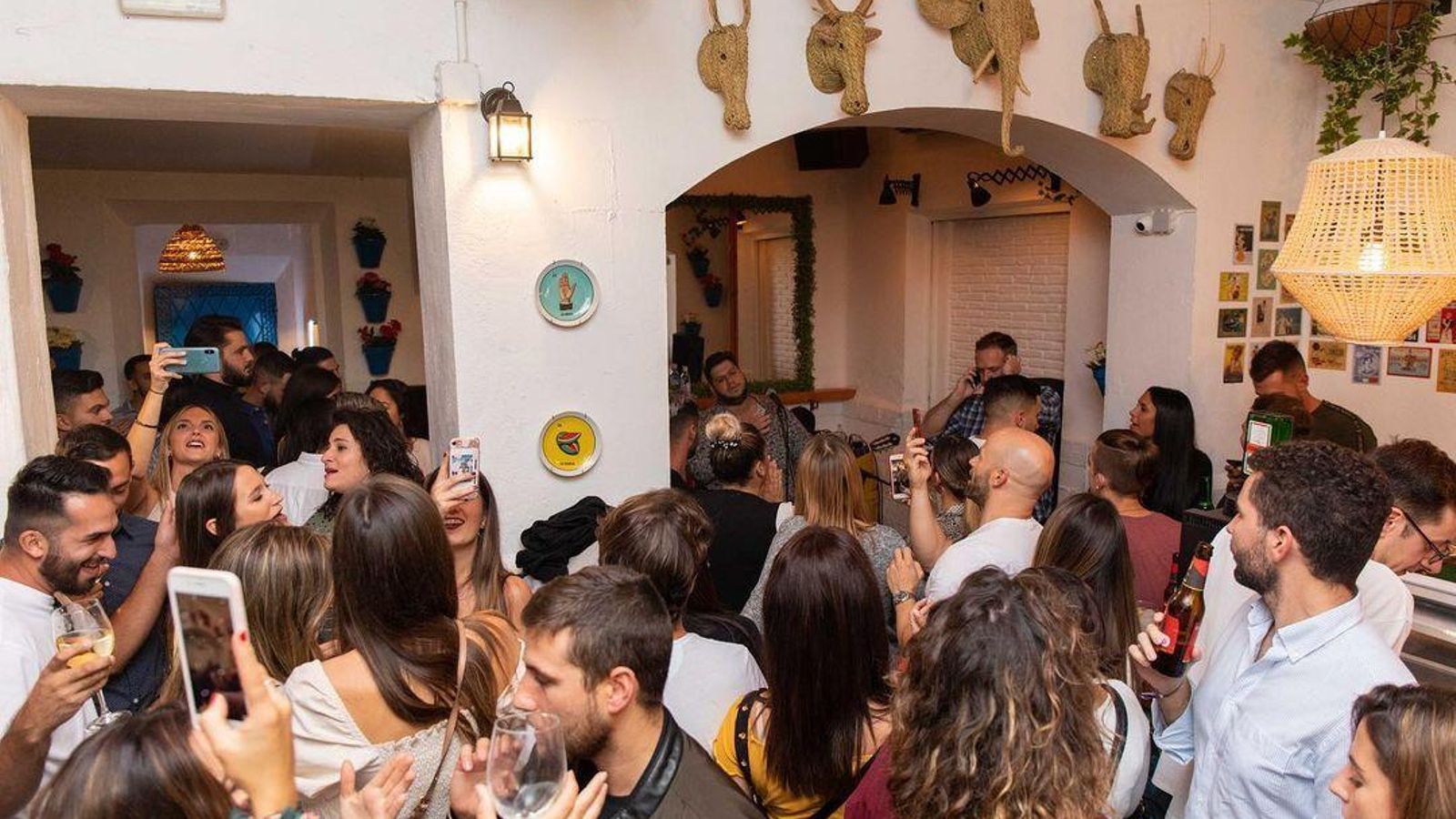 El interior de Tití Pedregalejo con música en directo. El interior de Tití Pedregalejo con música en directo.