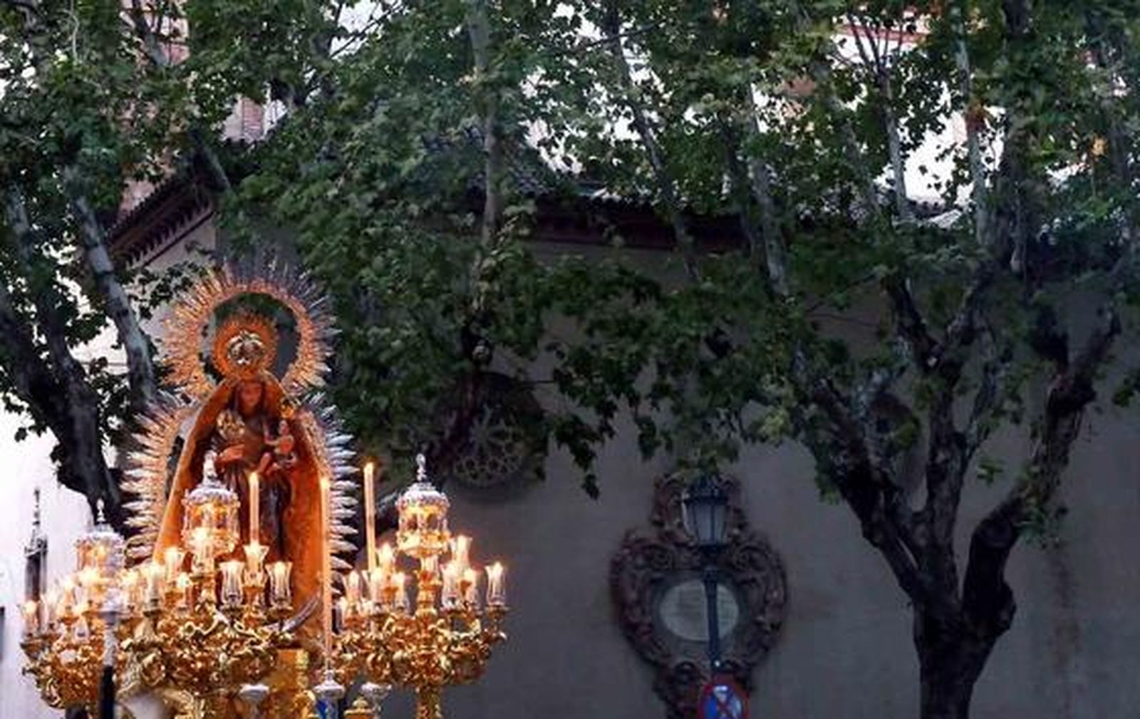 La incomparable Virgen del Amparo de la Magdalena culminó el programa de Glorias el domingo con una enorme afluencia de público.

Foto: Ruesga Bono