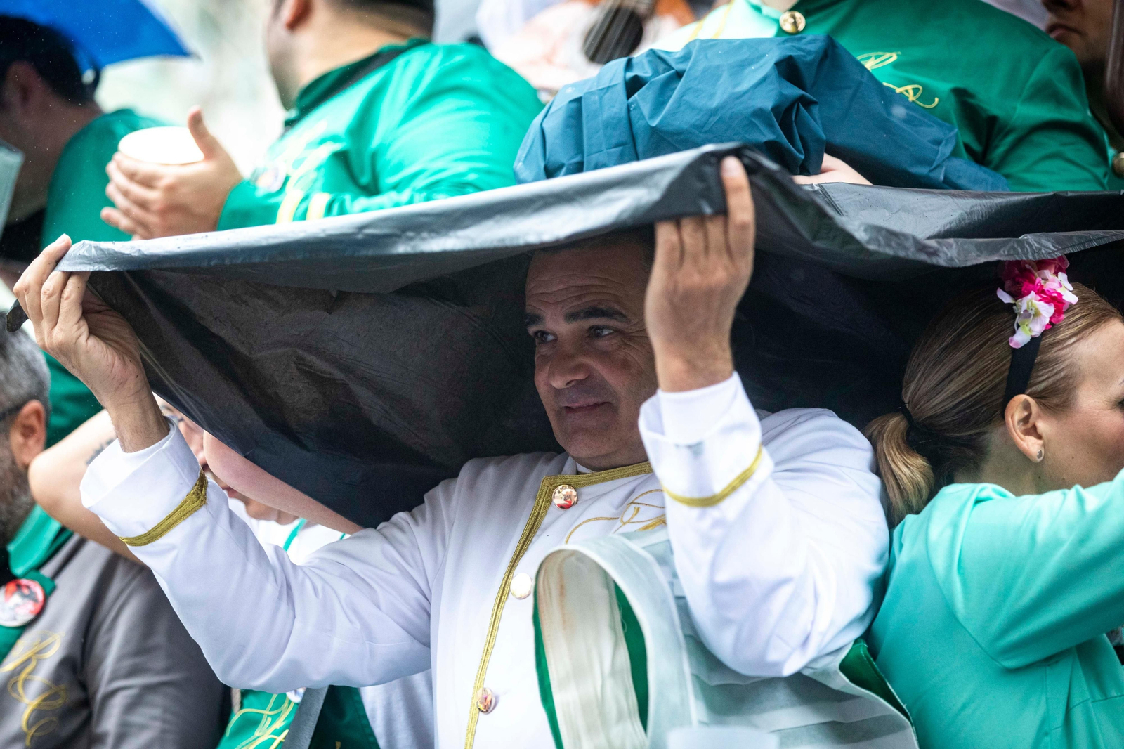 Las mejores imágenes de un Lunes de Coros pasado por agua en el Carnaval de Cádiz 2024