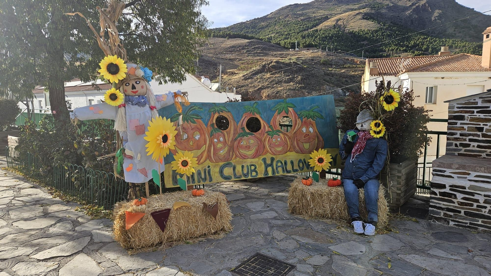 Los 40 vecinos de paja, trapo y cartón de Bacares, en fotos