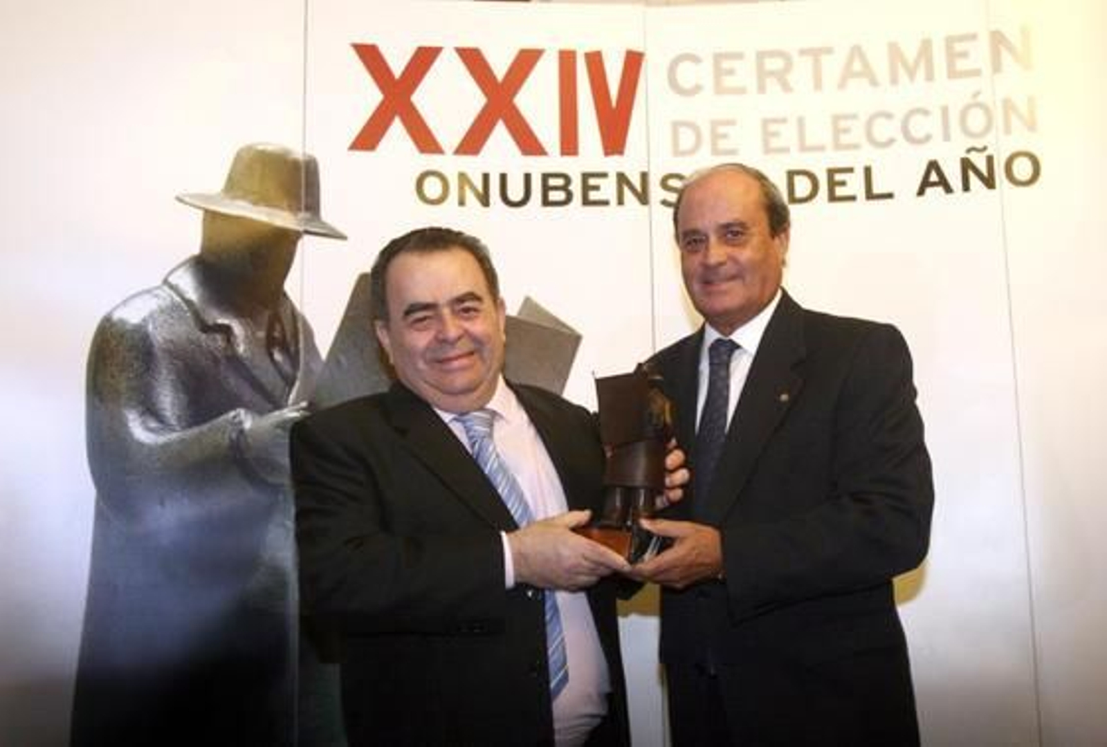 Jerónimo Amador, más conocido como Jeromo en el sector de la hostelería onubense, fue distinguido por Antonio Ponce, presidente de la FOE. Sus palabras, breves, arrancaron los aplausos del público por su emotividad: "Agradezco este premio a las autoridades, a nuestro periódico, a la familia y los amigos por llegar coincidiendo con mi jubilación".

Foto: Josue Correa