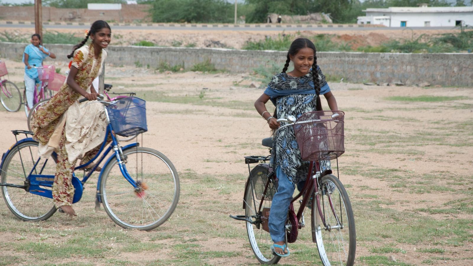 Miles de estudiantes ya se han beneficiado de este programa que les facilita bicicletas, lo que ha permitido que ninguno de ellos deje de asistir a la escuela.