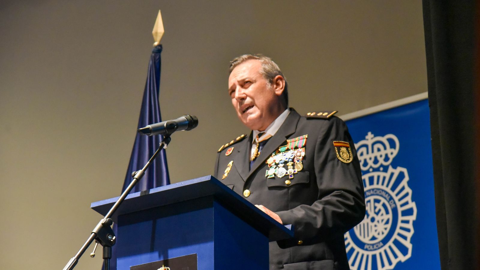 Las fotos de la entrega de medallas por el Dia de la Policía Nacional