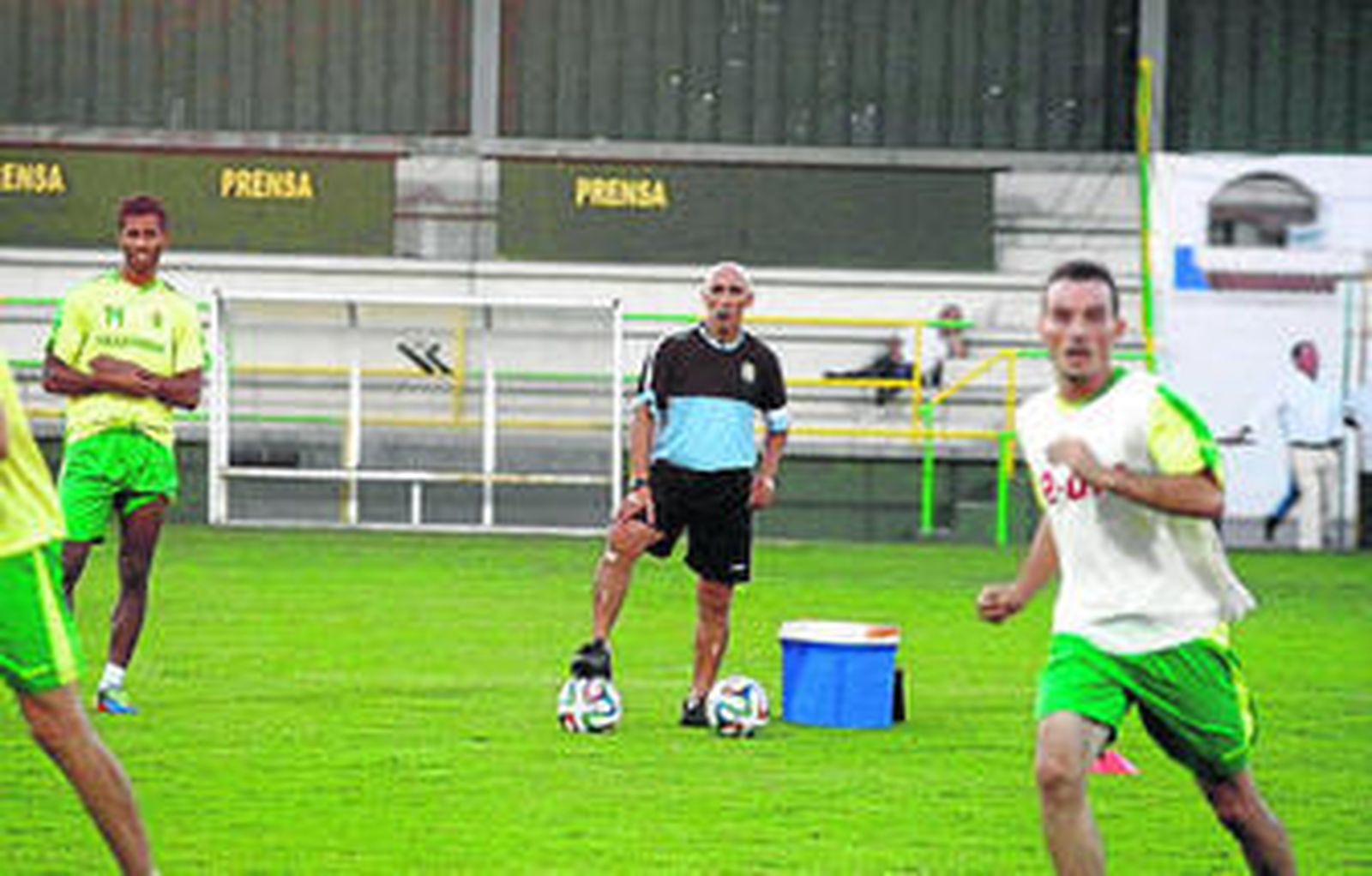 Sidi, que regresa, junto a Pérez Jiménez y Alvi Carrasco en un entrenamiento.