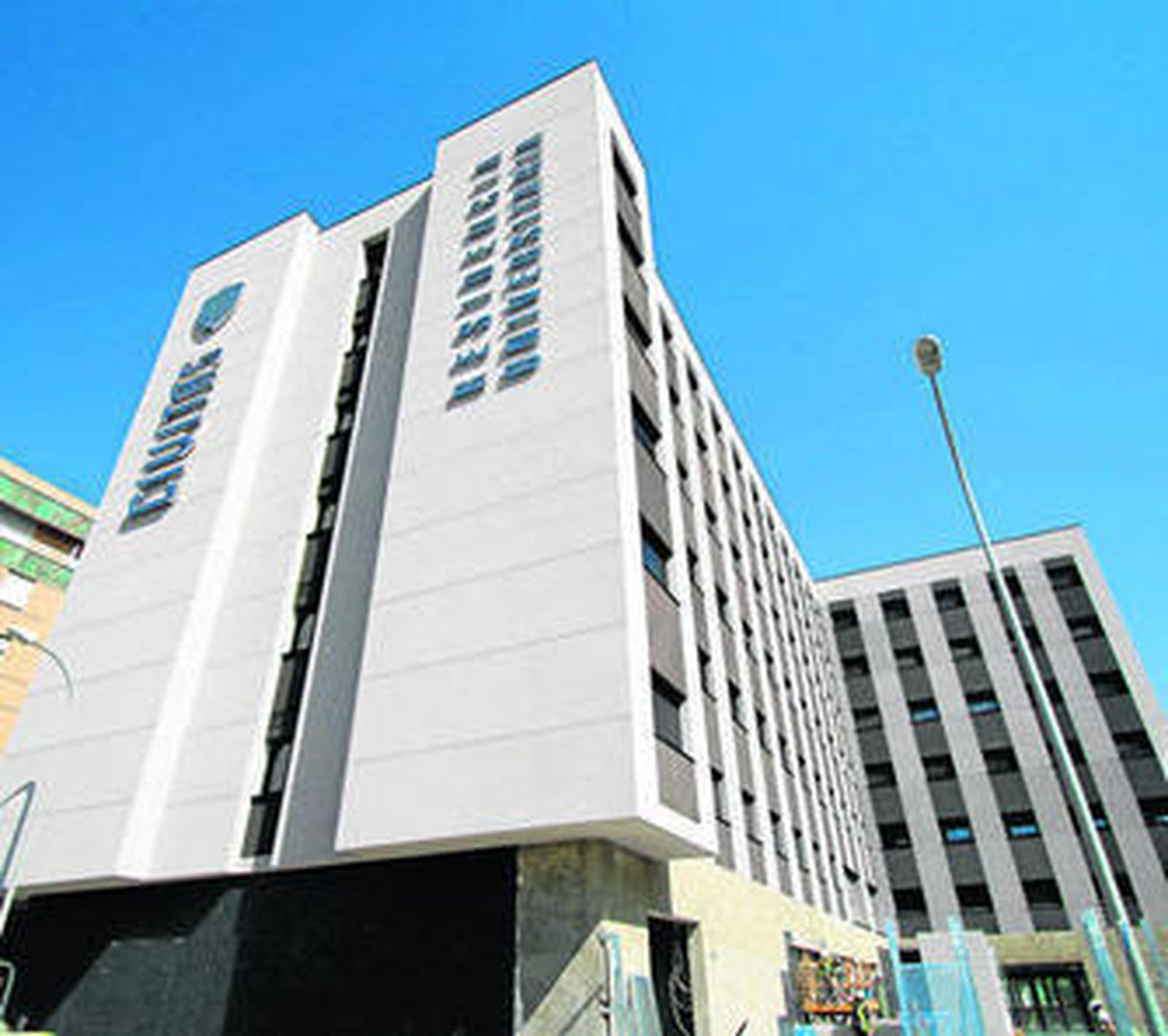 El edificio se ubica en la Avenida de Montserrat.