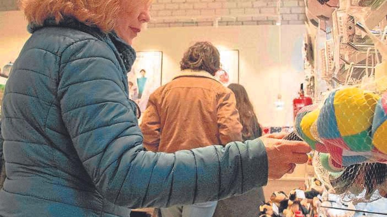 Numeroso público en la tienda.