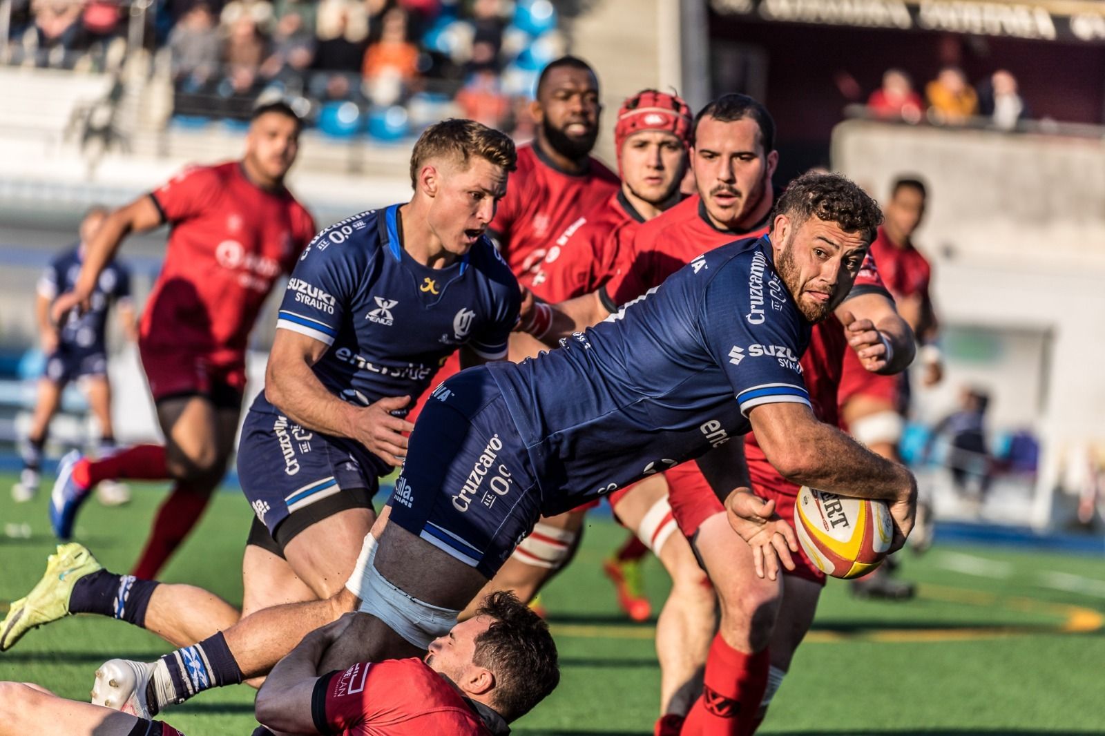 Sam Wasley, el número 8 del Ciencias Enerside, avanza frente al Ordizia.