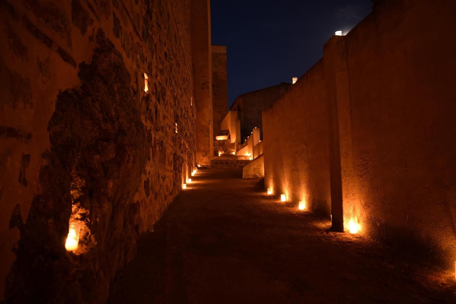 Ambiente mágico en uno de los pasillos del castillo durante una de las ediciones anteriores.