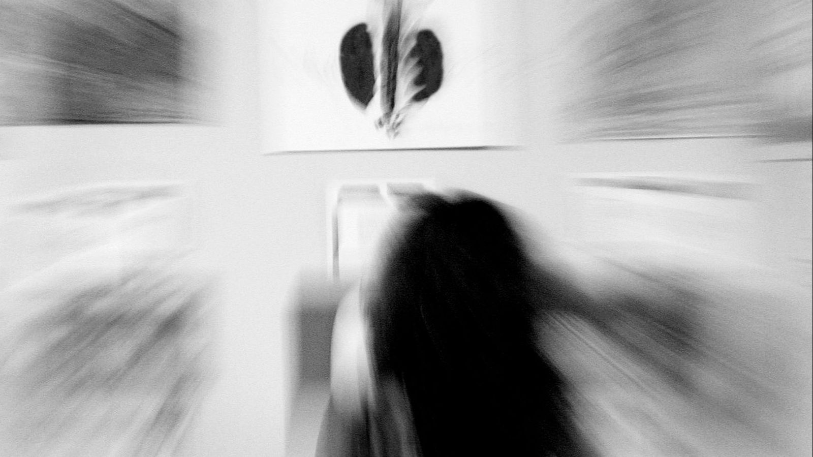 Obra artística sobre un corazón roto.