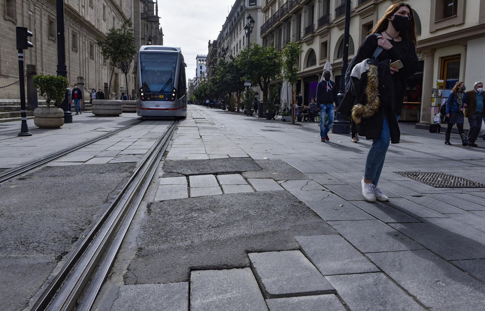 El firme en mal estado de conservación de la Avenida de la Constitución