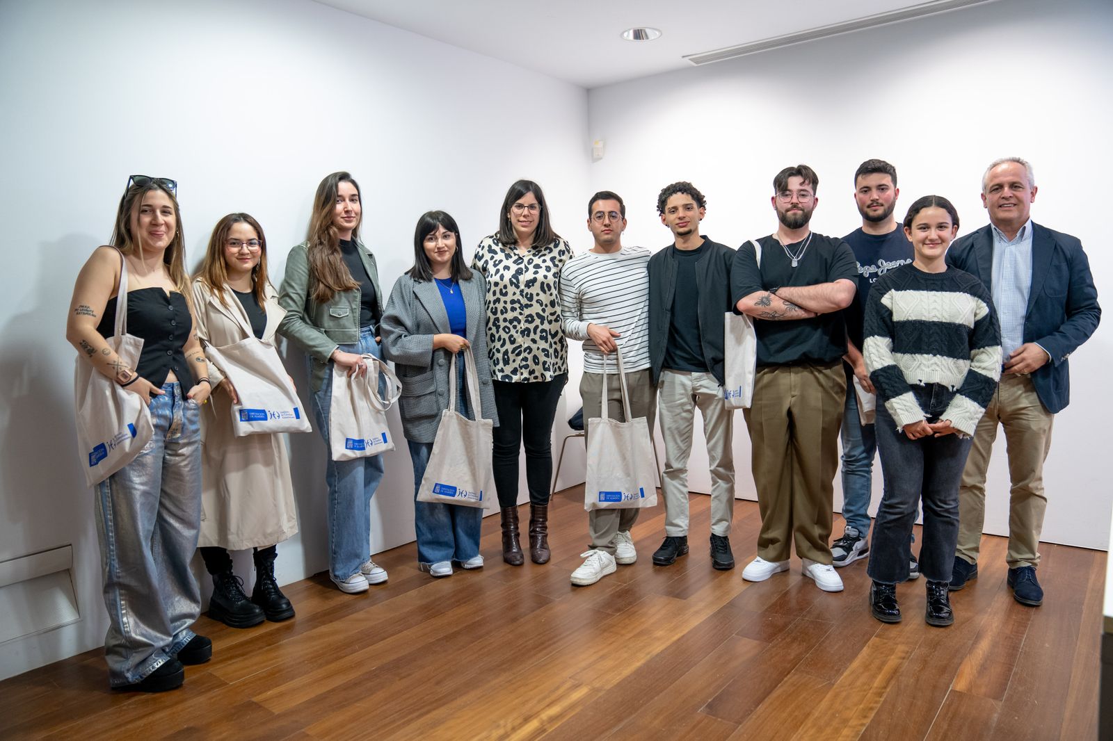 Almudena Morales y Mario Pulido con los premiados.