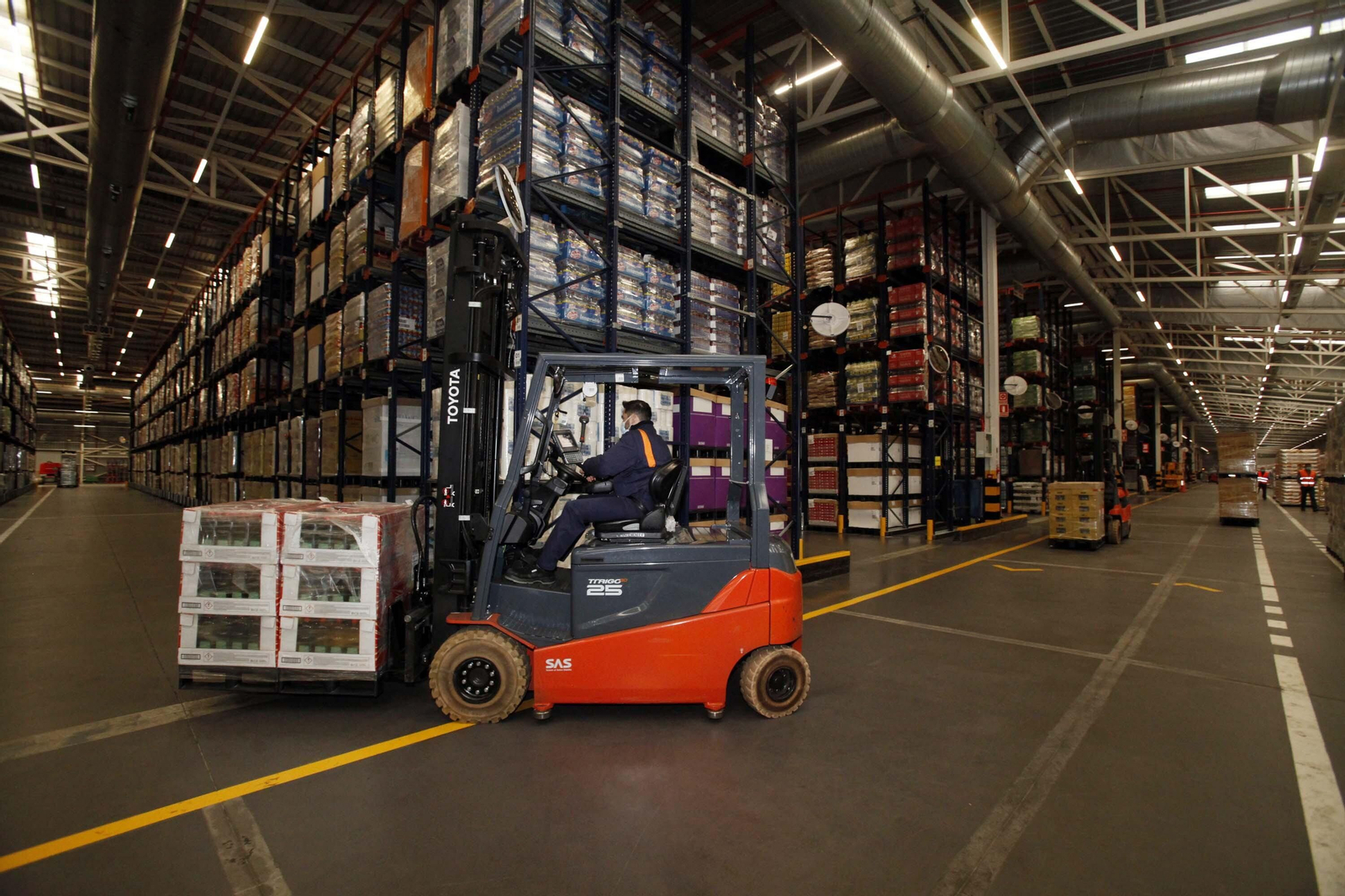 Imágenes del trabajo en la central logística de Mercadona