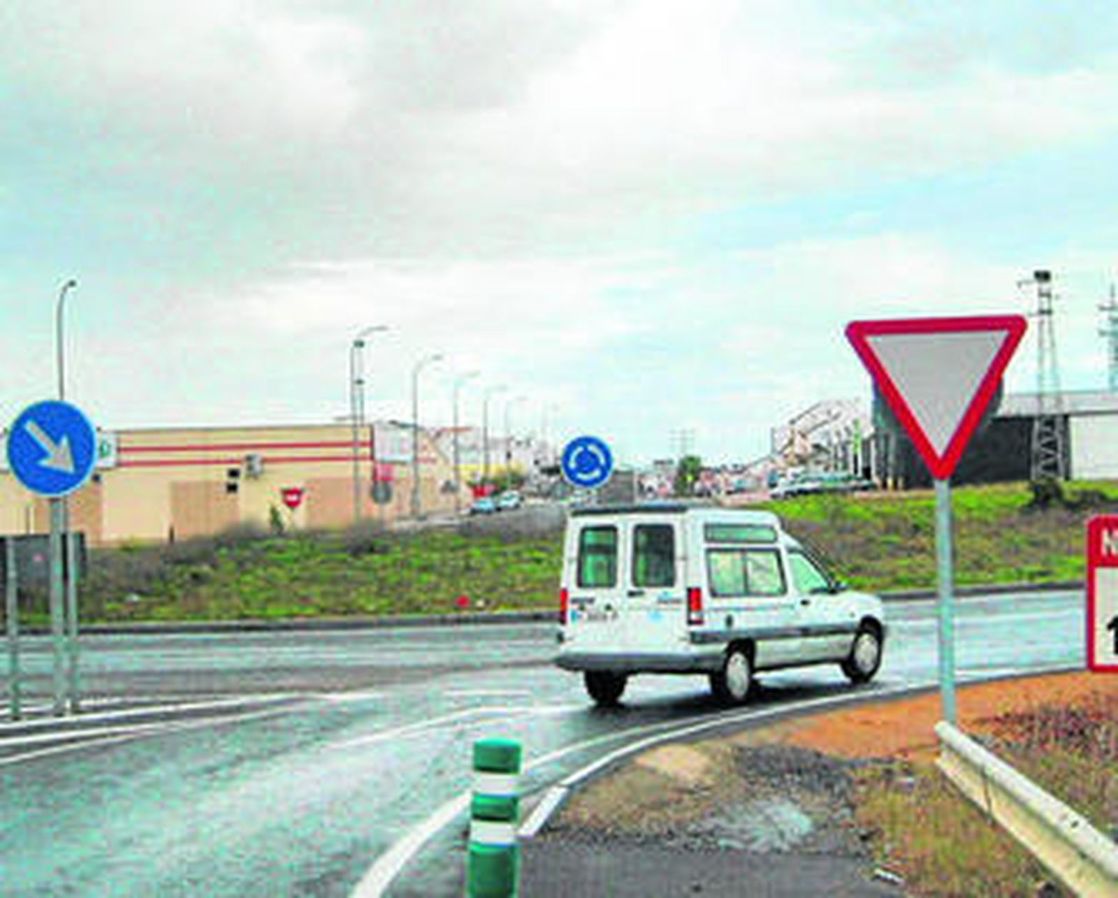 Una rotonda sin iluminación en Lepe
