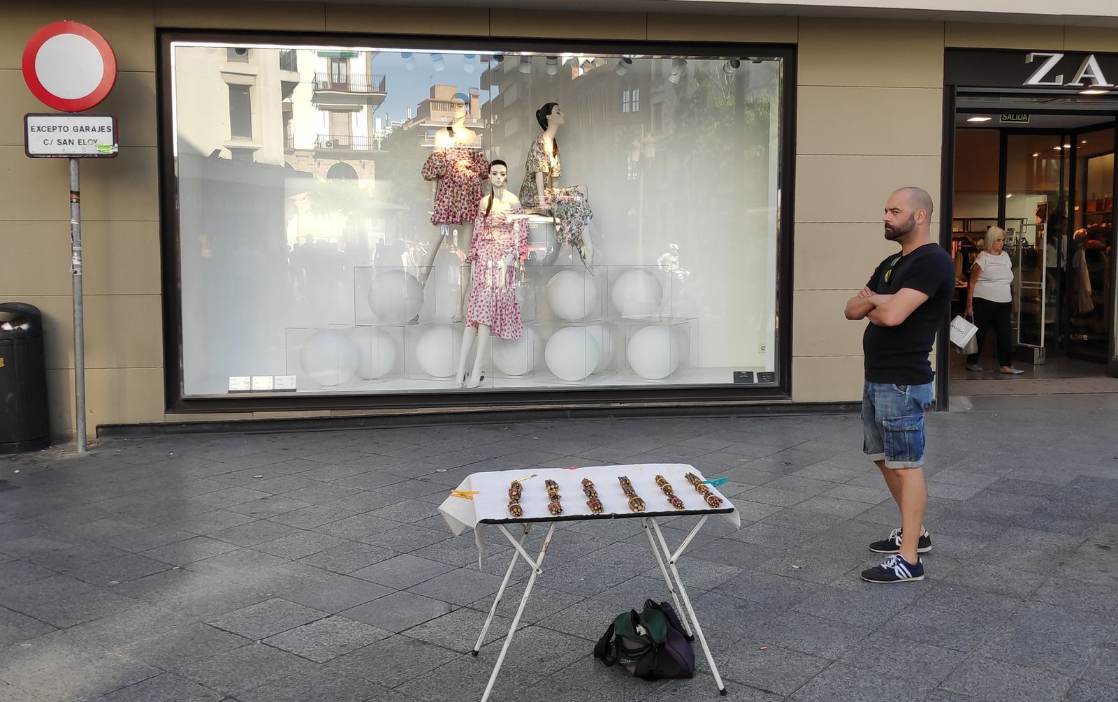 Manuel Ordóñez, en su puesto de palodul en la Campana, delante del escaparate de Zara.