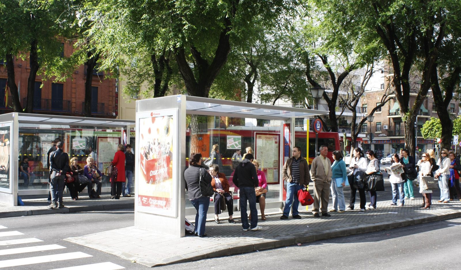 Imagen de archivo en la que usuarios de Tussam hacen cola en las paradas de Ponce de León.