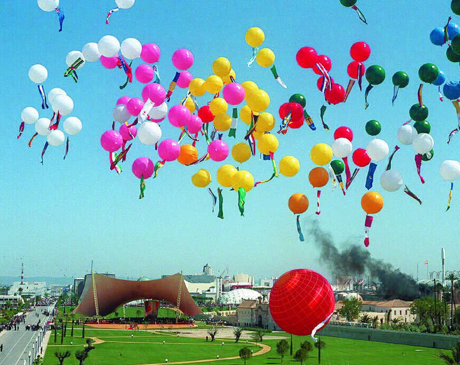 Cientos de globos, de donde colgaban las banderas de los países participantes, fueron elevados al cielo sevillano.