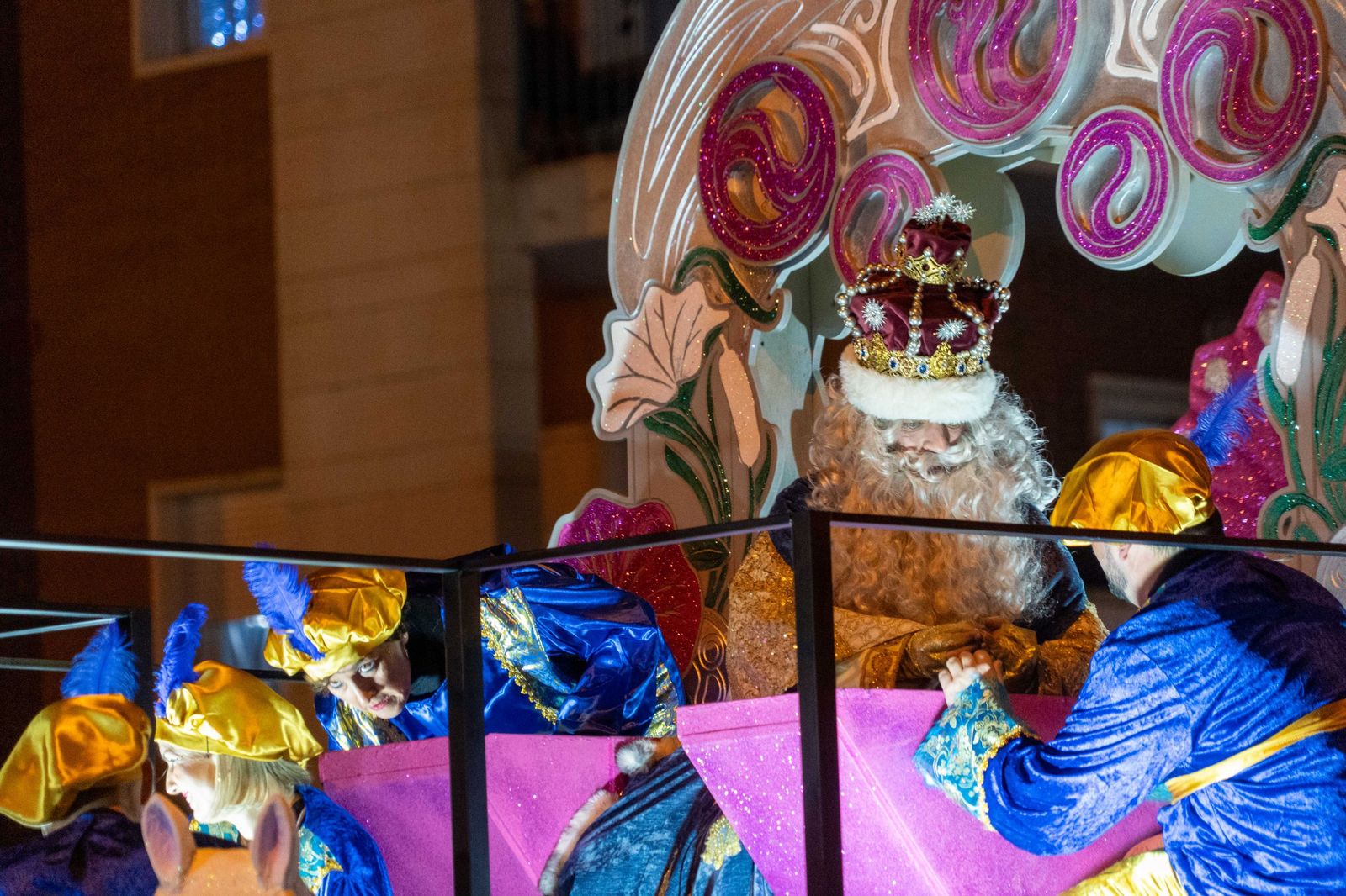 Las mejores fotografías del recorrido y la llegada al ayuntamiento de la cabalgata de Reyes Magos 2026