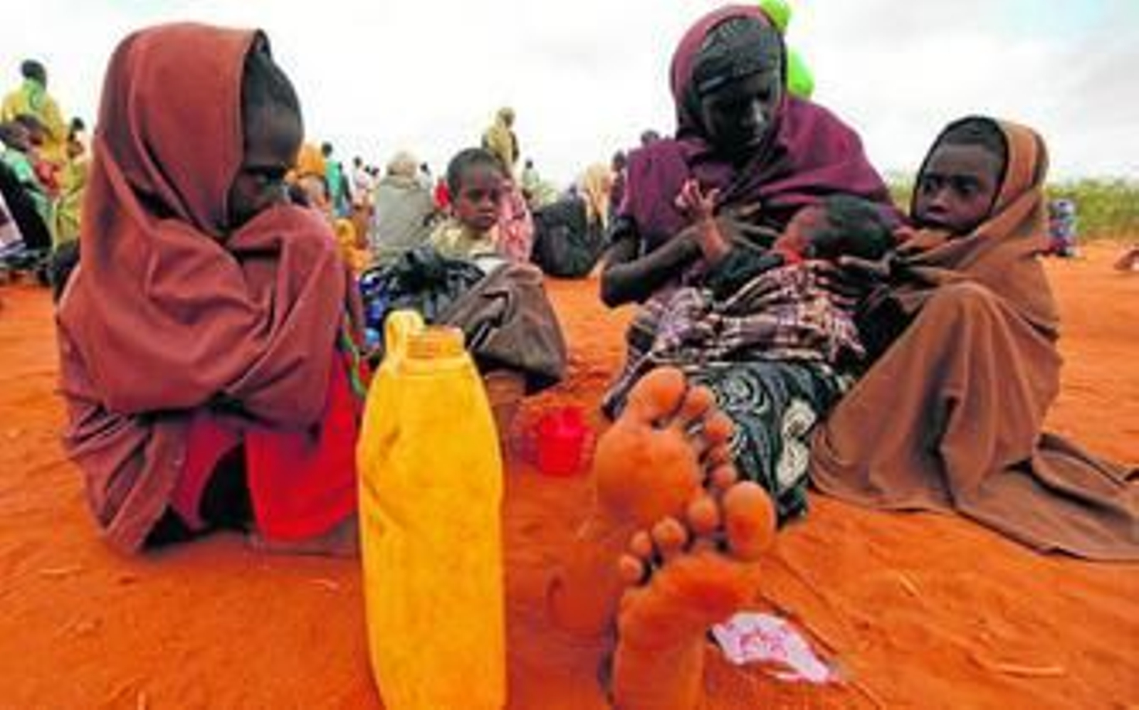 1. Madres africanas con sus hijos. 2. Lema de la nueva campaña de Manos Unidas 3. La misionera Esperanza Arboleda. 4. Niñas formando las palabras Manos Unidas con letras pintadas en carteles. y 5. Hucha para recaudar fondos para los proyectos de Manos Unidas.