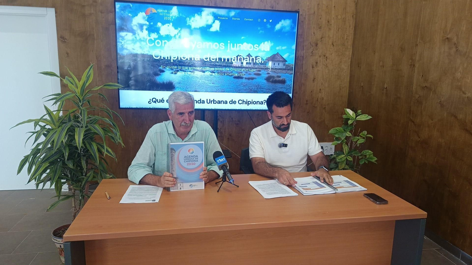 El alcalde y el delegado presentan la agenda 2030 de Chipiona.