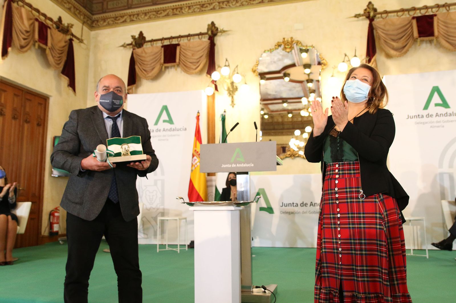 Fotogalería de la entrega de banderas por el Día de Andalucía