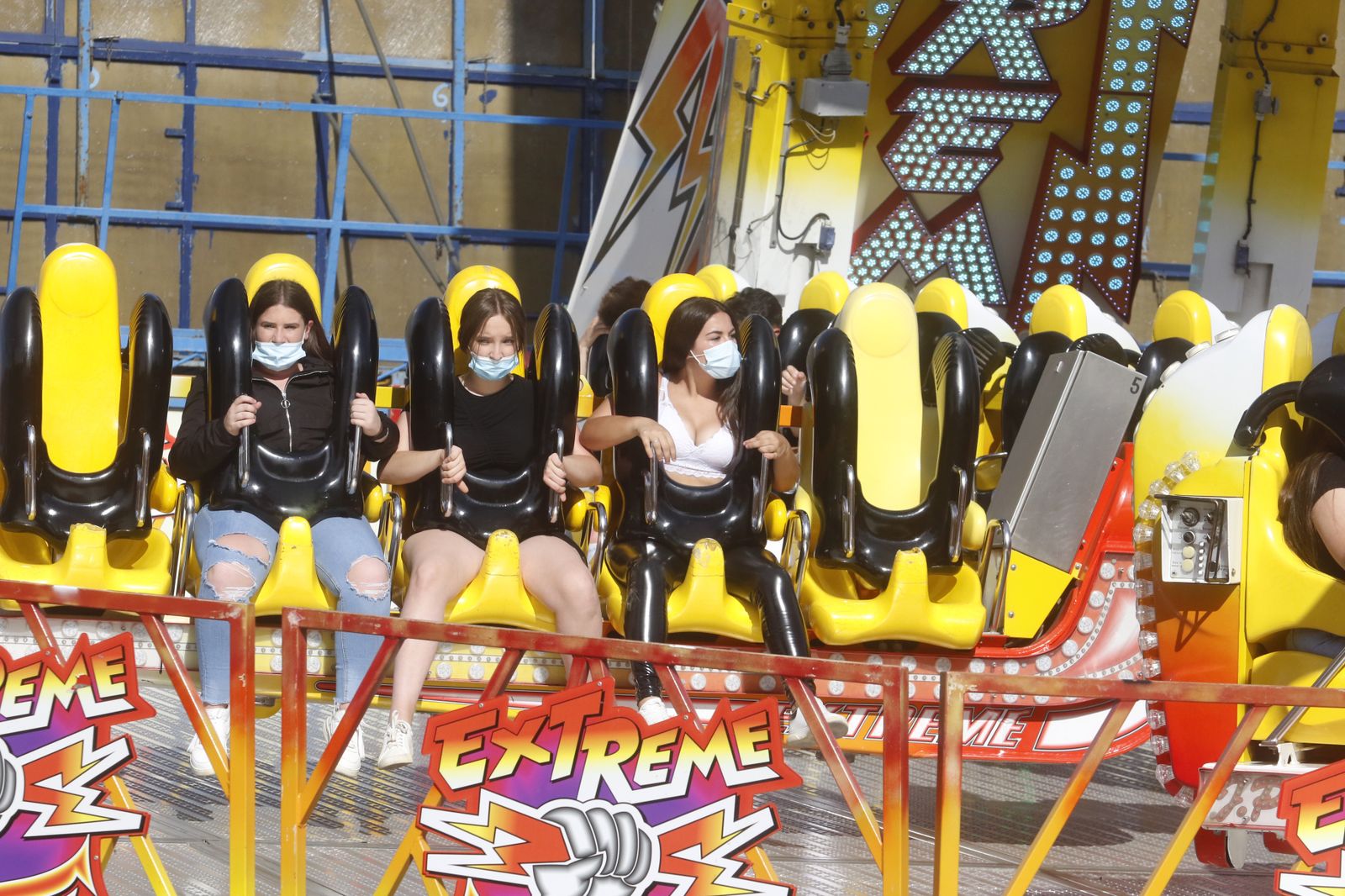 Primera jornada en el parque de atracciones de El Arenal, en imágenes