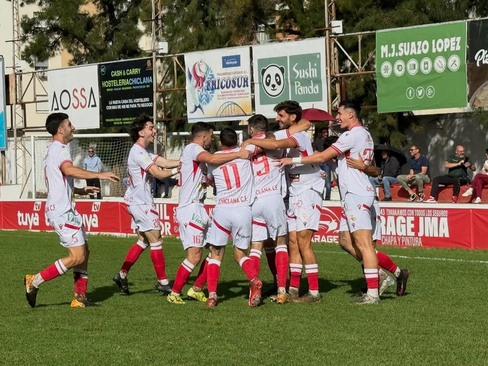 Los chiclaneros celebran uno de los goles.
