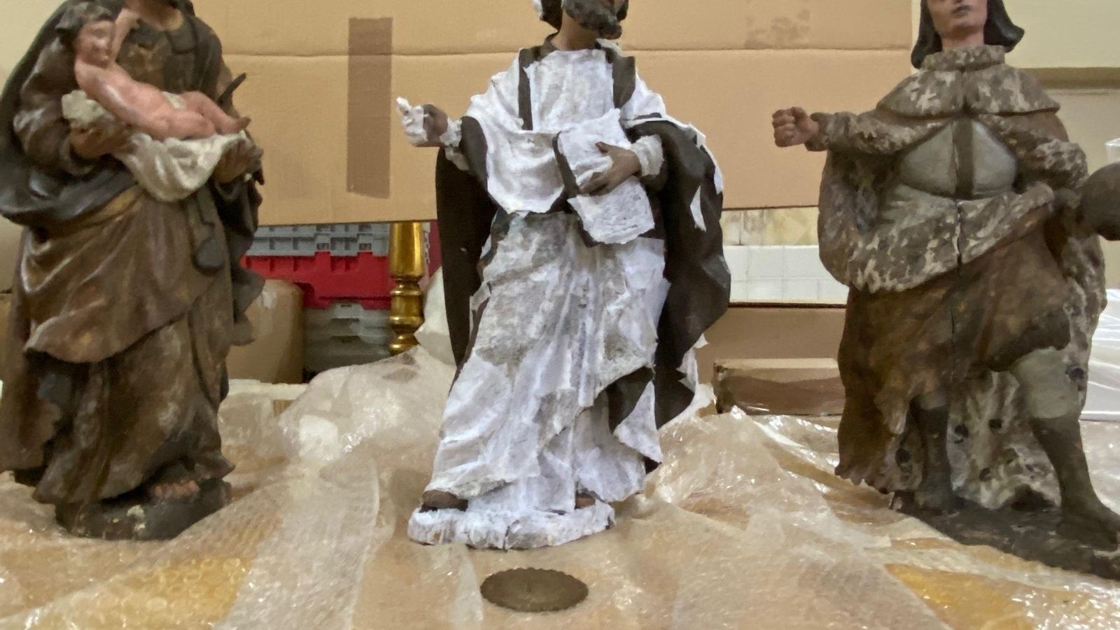 Algunas de las imágenes del retablo de la Inmaculada en restauración.